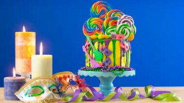 Mardi Gras Tema Tarih-eğilim candyland fantezi damla kek, chroma anahtar arka plan.