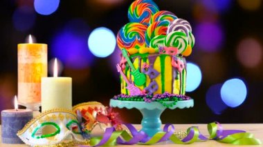 Mardi Gras Tema Tarih-eğilim candyland fantezi damla kek, bokeh arka plan.