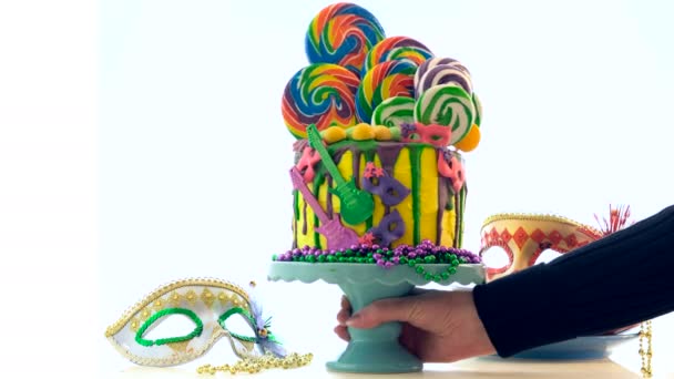Mardi Gras thema trendy candyland fantasie infuus taart. — Stockvideo