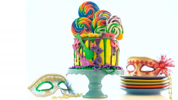 Mardi Gras Thema im Trend Candyland Fantasie Tropfkuchen. — Stockvideo