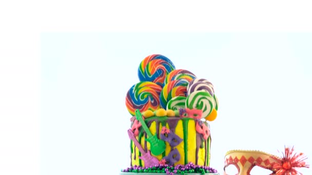 Mardi Gras Thema im Trend Candyland Fantasie Tropfkuchen. — Stockvideo