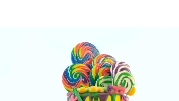 Mardi Gras tema na tendência candyland fantasia gotejamento bolo . — Vídeo de Stock