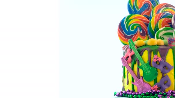 Mardi Gras téma trend candyland fantasy odkapávací dort. — Stock video