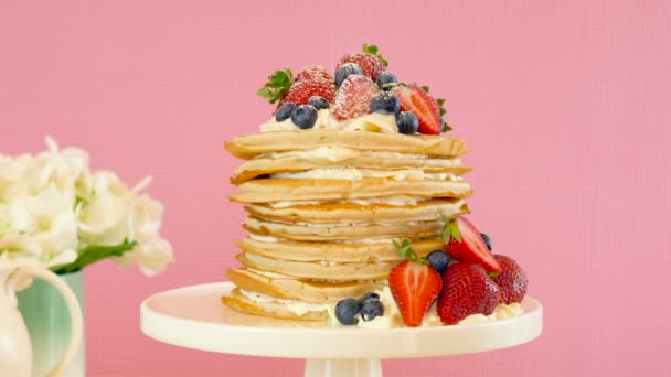 Pannenkoek stapel taart, Vastenavond-Pancake Day viering. — Stockvideo