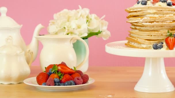 Shrove Pancakes 星期二 在伦特的最后一天 用一层奶油和新鲜浆果准备的煎饼蛋糕 — 图库视频影像