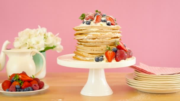Pannenkoek stapel taart, Vastenavond-Pancake Day viering. — Stockvideo