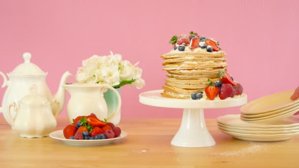 Pannenkoek stapel taart, Vastenavond-Pancake Day viering. — Stockvideo