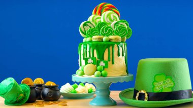 St Patricks Günü Tema lolipop şeker toprak damla kek.