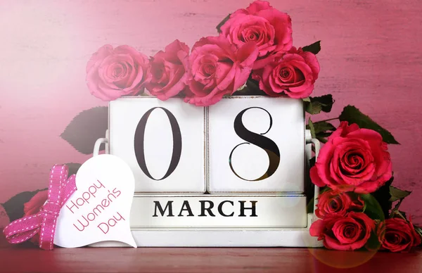 Dia Internacional das Mulheres branco bloco de madeira do vintage calendário data para 8 de março . — Fotografia de Stock