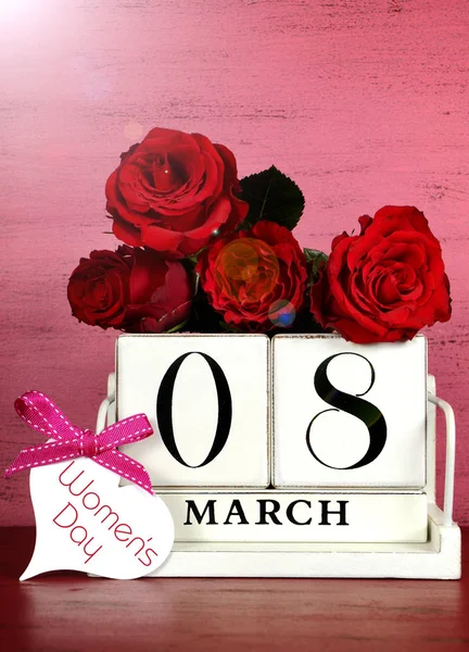 Internationale womens dag witte vintage hout blok kalenderdatum voor 8 maart. — Stockfoto