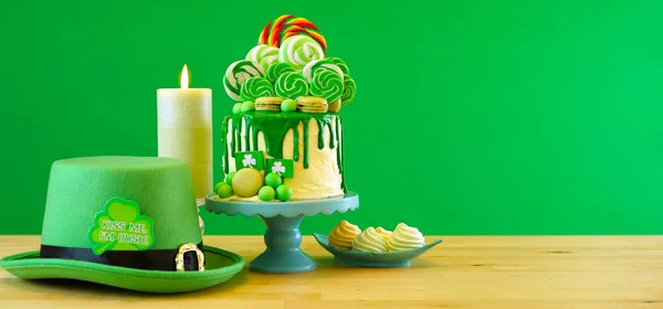 St Patricks Día tema piruleta caramelo tierra goteo pastel . —  Fotos de Stock