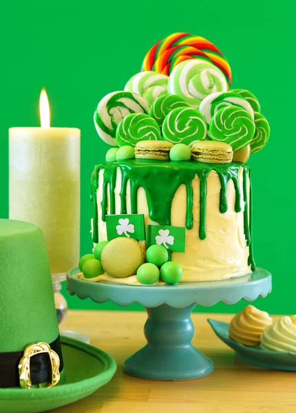 St Patricks Day tema pirulito doce terra gotejamento bolo . — Fotografia de Stock