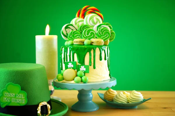 Szent Patrik napi téma nyalóka candy land csepegtető torta. — Stock Fotó