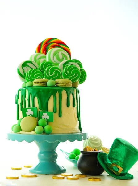 St Patricks Día tema piruleta caramelo tierra goteo pastel . —  Fotos de Stock