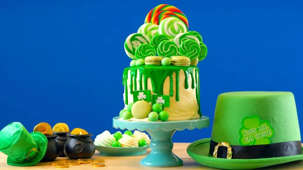 St Patricks Jour thème sucette bonbons terre goutte à goutte gâteau . — Photo
