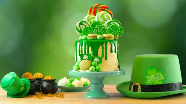 St Patricks Day lollipop candyland druppelen taart tegen bokeh tuin achtergrond. — Stockvideo