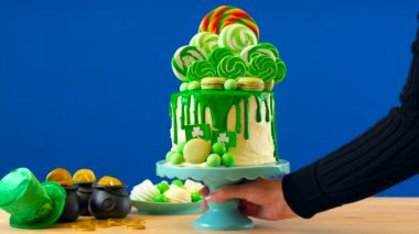 St Patricks Günü Tema lolipop Şeker Diyarı kek, mavi chroma anahtar arka plan damla