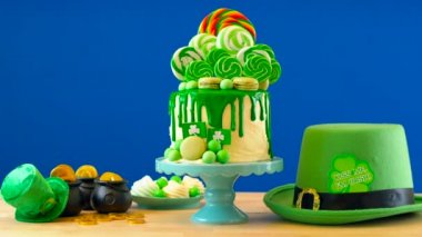 St Patricks Günü Tema lolipop Şeker Diyarı kek, mavi chroma anahtar arka plan damla