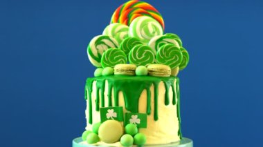 St Patricks Günü Tema lolipop Şeker Diyarı kek, mavi chroma anahtar arka plan damla