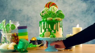 St Patricks Günü Tema lolipop Şeker Diyarı damla kek, renkli parti tablo.