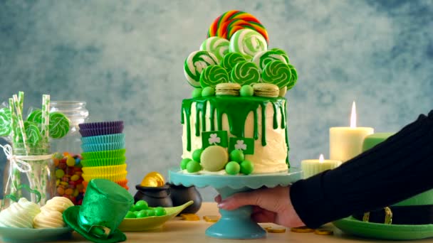 St Patricks Day thème sucette bonbons terre gâteau goutte à goutte, table de fête colorée . — Video