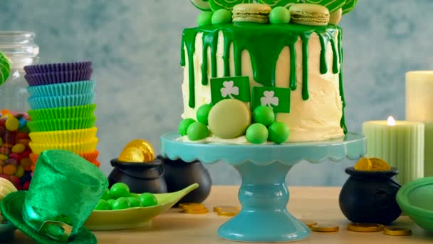 St Patricks Day tema caramelo piruleta tierra goteo pastel, mesa de fiesta colorida . — Vídeos de Stock