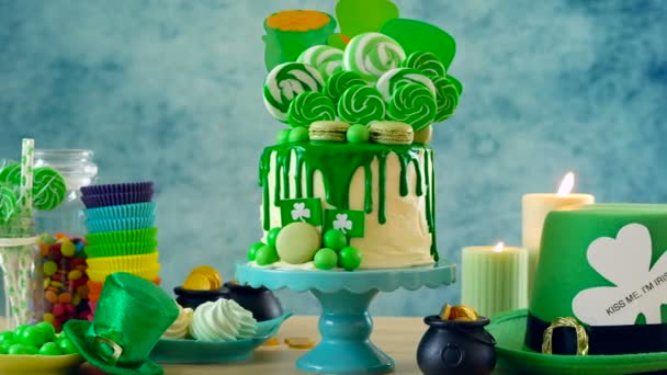 St Patricks Day tema pirulito doce terra gotejamento bolo, mesa de festa colorida . — Vídeo de Stock