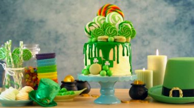 St Patricks Günü Tema lolipop Şeker Diyarı damla kek, renkli parti tablo.
