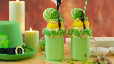 Şeker ve lolipop ile St Patricks Günü Tarih-eğilim tatil ucube sallıyor.