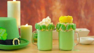 Şeker ve lolipop ile St Patricks Günü Tarih-eğilim tatil ucube sallıyor.