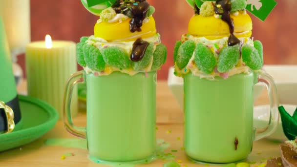 St Patricks Day on-trend holiday freak shakes with candy and lollipops. — Stock Video