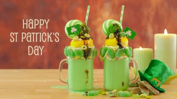 St Patricks Day on-trend holiday freak shakes et texte d'accueil animé . — Video