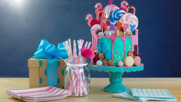 Trendy Candyland Fantasie Infuus Cake Met Cadeau Blue Thema Verjaardagspartij — Stockvideo