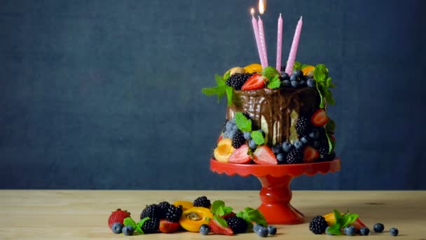 Lahodné čokoládové odkapávací dort zdobený čerstvé sezónní ovoce a bobule. — Stock video