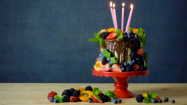 Lahodné čokoládové odkapávací dort zdobený čerstvé sezónní ovoce a bobule. — Stock video