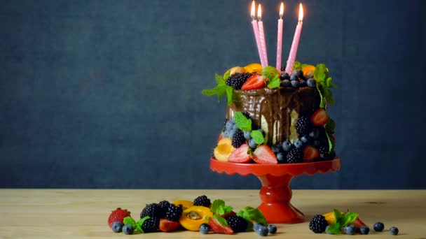 Kue tetesan coklat lezat yang dihias dengan buah musiman segar dan buah beri . — Stok Video