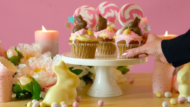 Pascua tema caramelo tierra goteo cupcakes en partido mesa ajuste . — Vídeos de Stock