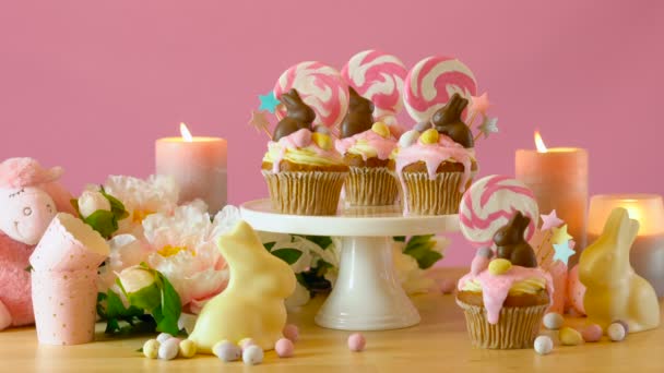 Thème de Pâques bonbons goutte à goutte cupcakes dans le cadre de la table de fête, cinématographie statique . — Video