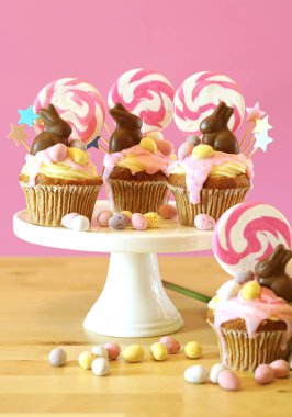 Paskalya Tema şeker toprak damla cupcakes parti Tablo ayarı.