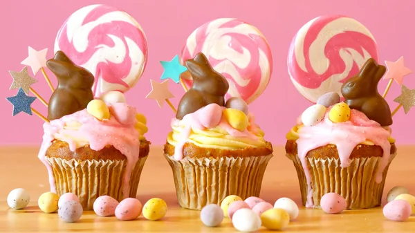 Easter theme candy land drip cupcakes in party table setting. — Stock Photo, Image