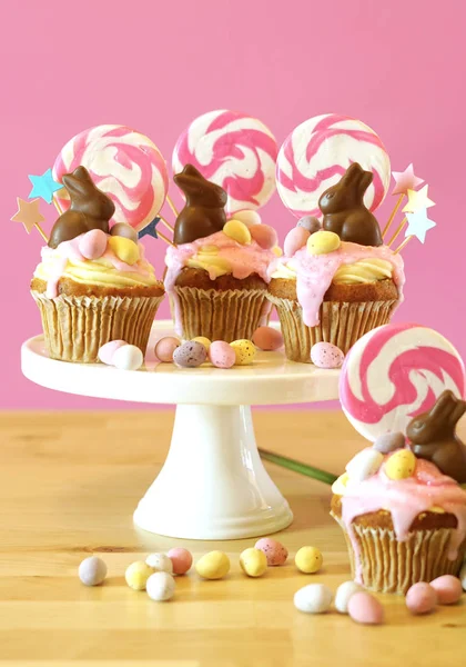 Easter theme candy land drip cupcakes in party table setting. — Stock Photo, Image