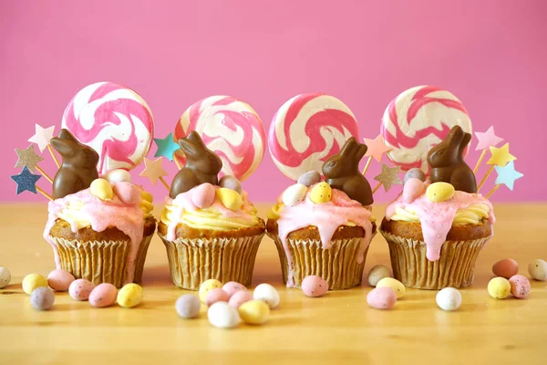 Easter theme candy land drip cupcakes in party table setting. — Stock Photo, Image
