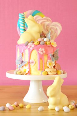Lolipop ve beyaz bunny Paskalya şeker toprak damla kek dekore edilmiş.