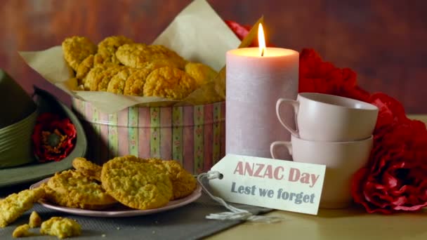 Galletas ANZAC tradicionales en ambiente vintage con sombrero Slouch del ejército australiano . — Vídeo de stock