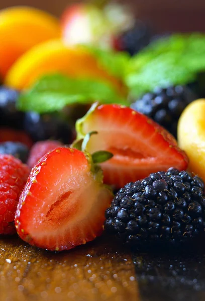 Macro close-up de frutas de verão mistas em mesa de madeira . — Fotografia de Stock