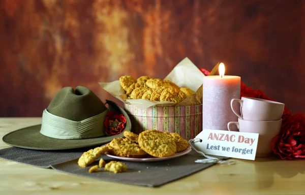 Traditional ANZAC biscuits with Australian Army Slouch Hat with copy space. — Stock Photo, Image