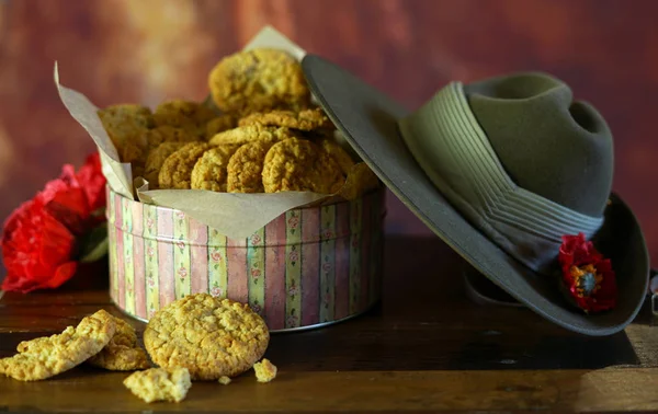 Traditionele Anzac koekjes in vintage setting met het Australische leger Slouch hoed. — Stockfoto