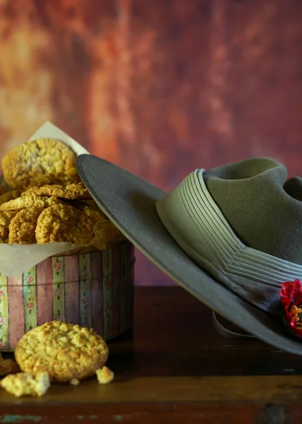 Traditional ANZAC biscuits with Australian Army Slouch Hat with copy space. — Stock Photo, Image