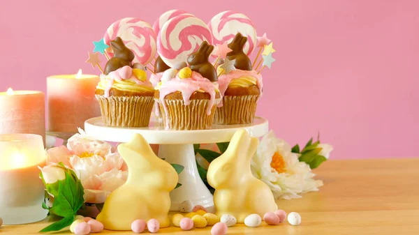 Páscoa tema doces terra gotejamento cupcakes com espaço de cópia . — Fotografia de Stock