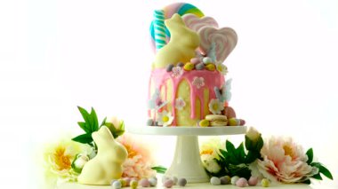 Beyaz zemin üzerine beyaz çikolata bunny Paskalya candyland damla pasta.